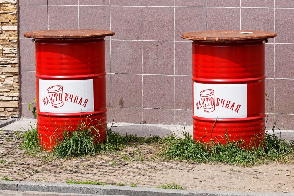 주제와 관련된 참고 사진: Moscow, Pyatnitsky Lane, red barrels, June 2026 03